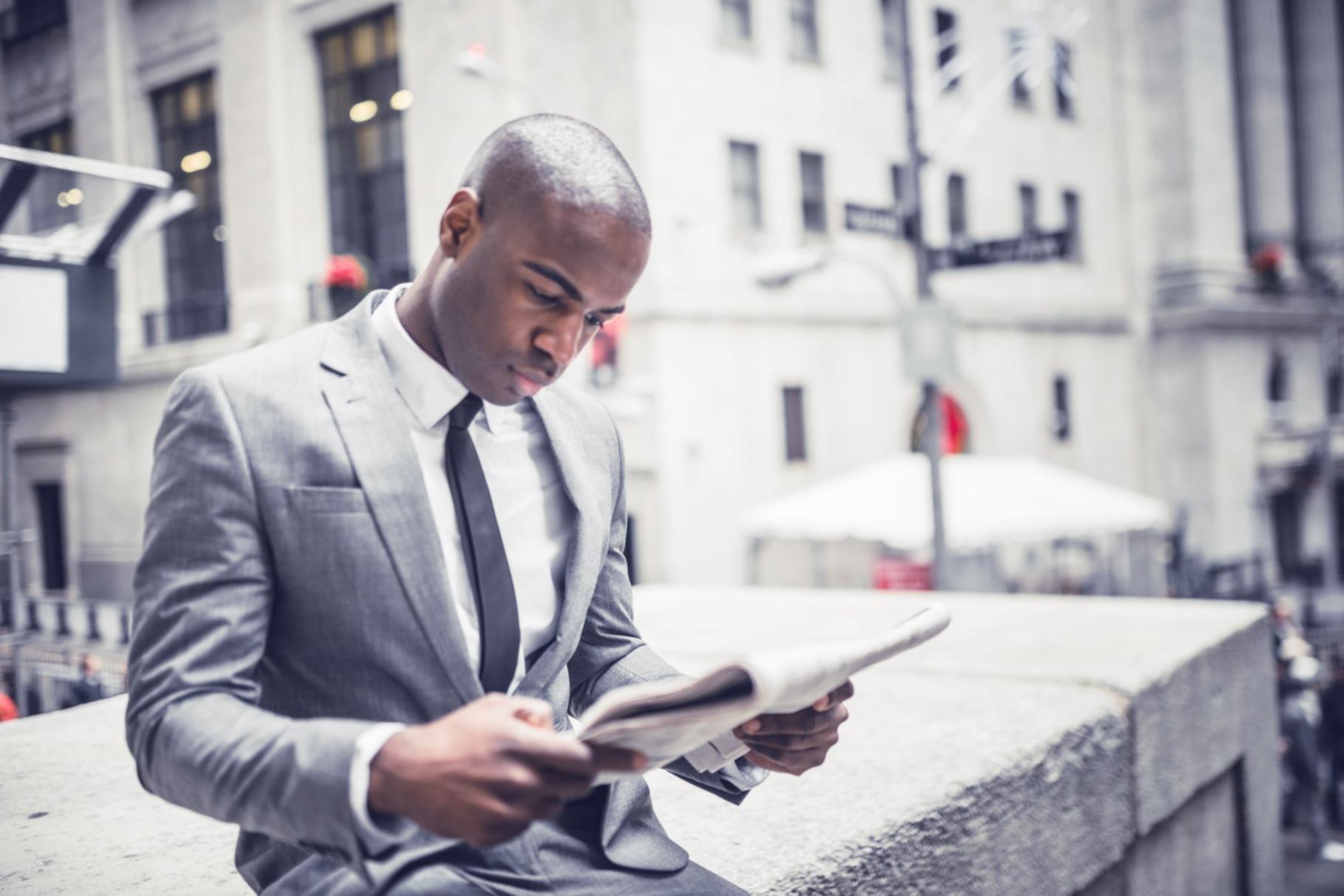 Teilnehmer beim Venture Building Workshop diskutieren Geschäftsmodelle